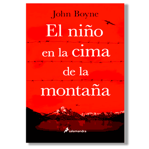 El niño en la cima de la montaña